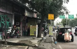 Tingginya angka pengangguran memaksa warga Bandung beralih menjadi pekerja serabutan. (Sabtu, 06 Desember 2025). (Sumber: Penulis | Foto: Vishia Afiath)