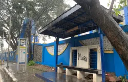 Halte Cicaheum, Kota Bandung, yang sudah mulai usang dan banyak tumpukan sampah di belakang bangku, (3/12/25). (Sumber: AyoBandung.id | Foto: Putriana Basar)