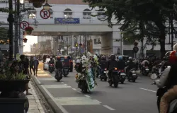 Suasana lalu lintas di Jalan Asia Afrika, Kelurahan Braga, Kecamatan Sumur Bandung, Kota Bandung, Jawa Barat, Jumat, 28 November 2025. (Sumber: Dokumentasi Pribadi | Foto: Marcia Kaleela)