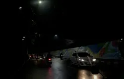 Suasana Babakan Siliwangi saat malam hari (4/12/2025) dengan jalanan gelap, mural warna-warni, dan arus kendaraan yang tak pernah sepi. (Sumber: Bunga Citra Kemalasari)
