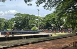 Track lari Saparua yang tampak teduh dari samping namun area sekitarnya masih perlu perbaikan dan penataan. Jumat siang, 28 November 2025. (Sumber: Dokumentasi penulis | Foto: Najmi Zahra A)