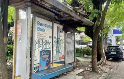 Prasarana halte di daerah Mohamad Toha yang terlihat banyak coretan dan kerusakan tak terurus menyebabkan ketidaknyamanan bagi penumpang, pada 30 November 2025. (Sumber: Dokumentasi Penulis | Foto: Nufairi Shabrina)