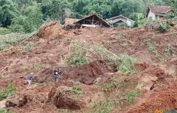 Warga di lokasi bencana sedang membantu mencari korban tertimbun longsor di Arjasari, Kabupaten Bandung. (Sumber: ayobandung.id | Foto: Gilang Fathu Romadhan)