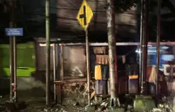 Kondisi trotoar di Bandung menjadi tidak layak digunakan oleh pejalan kaki pada pukul 19.28 hari Selasa (2/12/2025) (Foto: Riri Pamungkas)