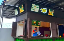 Pelayan Surabi Durian Arnata yang sedang memanggang surabi. (Sumber: Pribadi | Foto: Asep Setiawan)