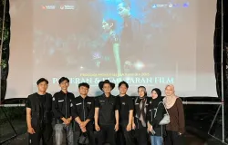 Foto bersama Gumilar Sayidul Akbar (Pendiri KFBT) dan komunitas Free Film Production (Sumber: Free Film Production | Foto: Free Film Production)