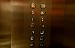 Sebelum terjadi gempa, kenali kegunaan nomor dan tanda-tanda yang ada dalam panel di dinding litf. (Sumber: Dokumentasi Penulis | Foto: T Bachtiar)