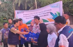 Komisaris Bio Farma, Relly Reagen menyerahkan bantuan kepada masyarakat terdampak bencana di Padang, Sumatera Barat. (Sumber: ayobandung.com | Foto: Arif Budianto)