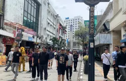 Pengunjung Jalan Braga menikmati suasana jalan yang terbebas dari kendaraan, Sabtu (6/7). (Sumber: ayobandung.id | Foto: Toni Hermawan)