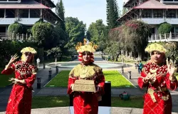 Potret tiga mahasiswa yang membawakan tari gending sriwijaya diacara titian carieer ITB. (Istimewa)