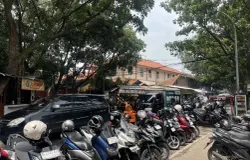 Area parkir di salah satu kawasan kuliner Bandung yang sedang dipadati oleh beberapa kendaraan, terutama pada jam makan siang (4/12/2025). (Sumber: Keira Khalila K | Foto: Keira Khalila K)