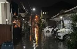 Banjir terjadi di komplek Griya Bandung Asri 1 Bojongsoang. (05/12/2025) (Sumber: Khalidullah As Syauqi)