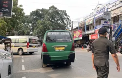 Angkot Kota Bandung yang mulai sepi peminat di Dipatiukur, (7/12/2025). (Foto: Andrea Keira)