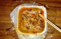 Seporsi lumpia basah katadji dengan bumbu dan topping yang melimpah. (Sumber: Dokumentasi Penulis | Foto: Tantia Nurwina)