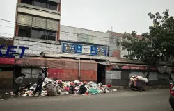 Tumpukan sampah pada 10 Desember 2025 di kawasan Pasar Cicadas, JL. Jenderal Ahmad Yani, Cikutra, Cibeunying Kidul, Kota Bandung. (Sumber: Dokumentasi Penulis | Foto: Firza Adzkia Rizky)