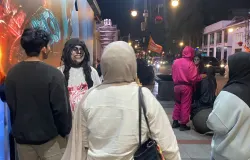 Keramaian di kawasan wisata malam Bandung memperlihatkan interaksi tidak nyaman antara pengunjung dan pengamen memaksa, 02/12/2025. (Foto: Hakim)