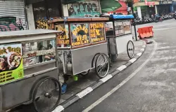 Trotoar di Jalan Braga yang dipenuhi PKL. (Foto: Author)