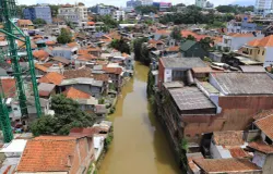Suasana permukiman padat penduduk di pinggir Sungai Cikapundung, Tamansari, Kota Bandung. (Sumber: Ayobandung | Foto: Irfan Al Faritsi)