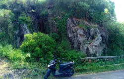 Lava raksasa kawasan Cibanteng – Panyandaan, Desa Mandalamekar, Kecamatan Cimenya. (Sumber: Dokumentasi Penulis | Foto: Taufanny Nugraha)