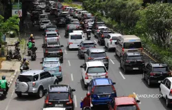 Kemacetan di Jalan Dr. Djundjunan, Kota Bandung. (Sumber: Ayobandung.com | Foto: Irfan Al-Faritsi)