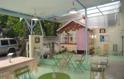 Suasana Seboeah Tjinta Cafe yang identik dengan gaya coquette yang manis. (Foto: Nabella Putri Sanrissa)