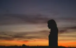 Perempuan seringkali dituntut untuk mengambil keputusan berdasarkan pada tekanan sosial yang ada di masyarakat. (Sumber: Unsplash | Foto: Alex Jones)