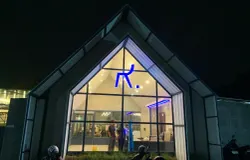 Di balik cahaya biru yang sederhana, Relatif selalu punya cara buat bikin malam terasa lebih nyaman. (Sumber: Dokumentasi Penulis)