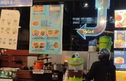 Bakmi OBC toping ayam madu dan panggang, Jl. Rancabentang I No. 12 Ciumbuleuit, Bandung, Jumat (28/11/2025). (Sumber: Dok. pribadi | Foto: Arini Nabila)