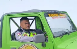 Ketua Karang Taruna Campaka, Desa Buniara, Widi Hardika, berada di dalam kendaraan operasional saat bersiap menjalankan kegiatan sosial dan kepemudaan. (Sumber: Dokumentasi Karang Taruna Desa Buniara | Foto: Widi Hardika)