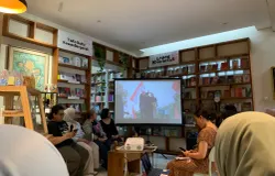 Diskusi Buku “Pembangunan Untuk Siapa: Kisah Perempuan di Kampung Kami” yang digelar di Perpustakaan Bunga di Tembok, Bandung, Minggu (14/12/2025).