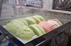 Roti-roti yang dikukus kembali sebelum diberi topping. (Foto: Abigail Ghaissani Prafesa)