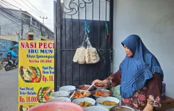 Bu Mun tengah menyiapkan menu nasi pecel dengan penuh cinta. (Sumber: Dokumen Pribadi | Foto: Annisa Fitri Ramadhani)