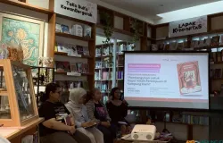 Suasan diskusi buku “Pembangunan Untuk Siapa: Kisah Perempuan di Kampung Kami” Minggu (14/12) di perpustaakan Bunga di Tembok, Bandung. (Sumber: ayobandung.id | Foto: Halwa Raudhatul)