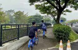 Warga yang sedang bersepeda santai di kawasan Bandung Timur sebagai cara sederhana melepas penat dan menjaga kebugaran. (Foto: Zahwa Rizkiana)