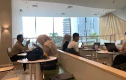 Coffee shop menjadi tempat favorit bagi para mahasiswa menjelang Ujian Akhir Semester (UAS) yang banyak tugas.