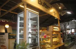 Salah satu tempat dessert di Pasar Cihapit, yang menjadi tujuan berburu makanan manis bagi pengunjung. (Dokumentasi Penulis)