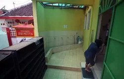 Seorang warga saat akan menjalankan ibadah salat di Masjid Al Amanah, Gang Ruhana, Jalan Lengkong Kecil, Bandung. (Sumber: AyoBandung.com | Foto: Ramdhani)