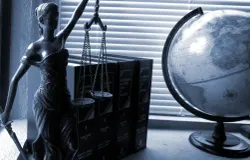 Menggambarkan sosok Lady Justice sebagai simbol keseimbangan, keadilan, dan integritas hakim. (Sumber:Pixabay | Foto: jessica45)