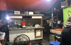 Dengan harga Rp20.000, pembeli sudah mendapatkan satu porsi berisi 10 tusuk sate lengkap dengan nasi. (Sumber: Dokumentasi Penulis)