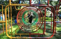 Warga berada di Taman Foto, Kota Bandung, Senin 15 September 2025. (Sumber: Ayobandung.com | Foto: Irfan Al-Faritsi)