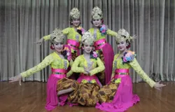 Gambar 1.2 Lima penari Jaipong, termasuk Yosi Anisa Basnurullah, menampilkan formasi tari dengan busana tradisional Sunda berwarna cerah dalam pertunjukan budaya di Bandung, (08/11/2025). (Sumber: Dokumentasi Penulis | Foto: Satria)