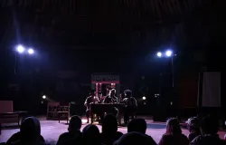 Sejumlah pemain Teater Pena mebawakan adegan dibawah lampu sorot, disaksikan para penonton di Bale Teras Sunda, Senin (7/12/2025). (Sumber: Dokumen Pribadi | Foto: Saskia Alifa Nadhira)