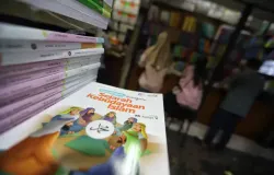 Tahun 2002, Palasari bukan sekadar pasar buku. Ia adalah universitas paralel bagi mahasiswa UIN Bandung. (Sumber: ayobandung.com | Foto: Irfan Al-Faritsi)