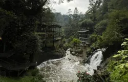 Air terjun yang langsung terlihat dari kafe. (Sumber: Dokumentasi Pribadi)