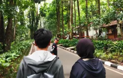 Kabupaten Bandung, Sabtu (25/10/2025).Pengunjung sedang berjalan menyusuri jalur utama menuju kawasan wisata Tebing Keraton di Kecamatan Cimenyan. (Sumber: Dokumentasi Penulis | Foto: Muhammad Naufal)