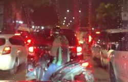 Kendaraan memenuhi ruas jalan di Kota Bandung pada malam hari, Senin (1/12/2025). (Sumber: Marsha Ananda Richi | Foto: Marsha Ananda Richi)
