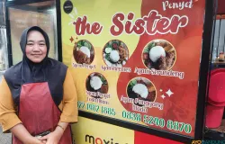 Susanti pedagang makanan ayam penyet di depan Kampus FISIP Unpas, Kota Bandung. (Sumber: ayobandung.id | Foto: Nisrina Nuraini)