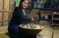 Gambaran seorang perempuan sedang ngakeul nasi di dalam dulang. (Sumber: Dokumentasi Penulis | Foto: T Bachtiar)