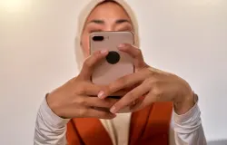 Dalam beberapa tahun ini, mengakses media sosial menjadi ritual yang seolah tanpa batas. (Sumber: Pexels | Foto: Ron Lach)