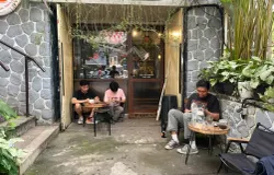 Coffee shop di Kota Bandung menjadi salah satu pilihan tempat untuk rehat dari rutinitas. (Sumber: ayobandung.id | Foto: Ilham Maulana)